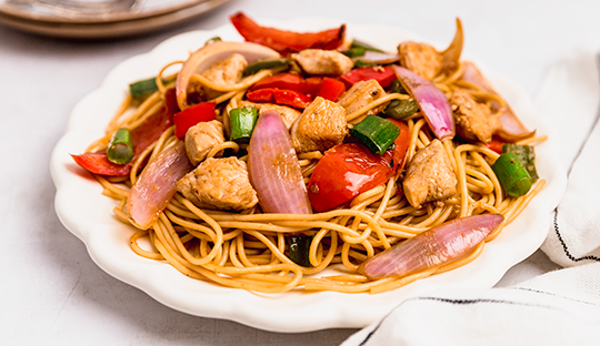 tallarin saltado de pollo peruano