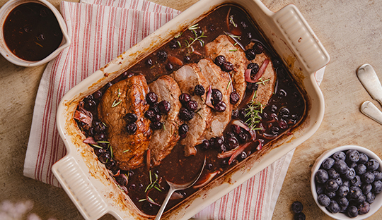 lomo de cerdo al horno con salsa de arándanos