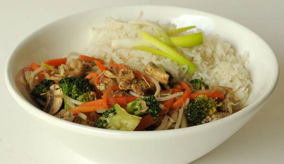 Chapsui de Pollo con Arroz Frito
