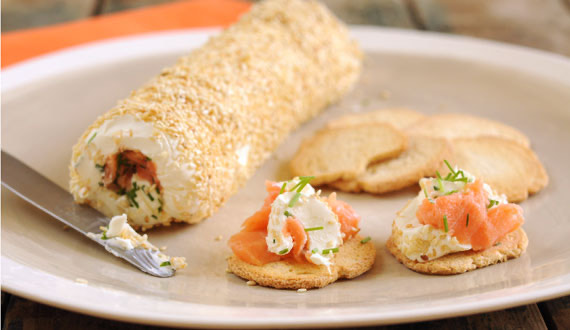 ROLLO DE SALMÓN AHUMADO Y SÉSAMO