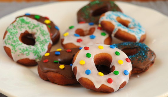 DONUTS GLASEADAS CON VAINILLA Y CHOCOLATE