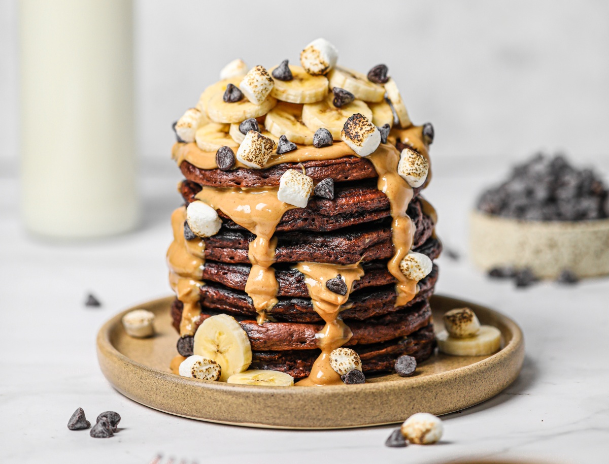 PANCAKES DE CHOCOLATE CON MANTEQUILLA DE MANÍ