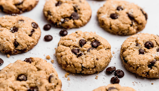 GALLETAS DE AVENA CON CHIPS DE CHOCOLATE Y COCO