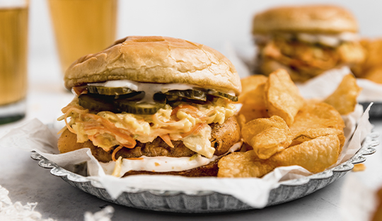 Sándwich de Pescado Frito con Salsa Tártara