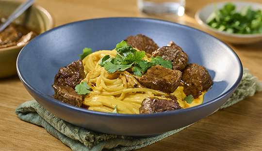 Fideos a la Huancaína y Carne Salteada con Anticuchera