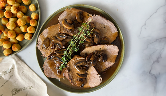 CARNE A LA OLLA CON CHAMPIÑONES Y PAPAS DUQUESAS