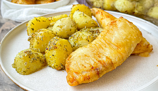 Pescado Frito con Papas al Ajo y al Romero