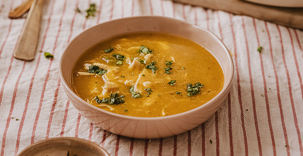 Sopa de verduras con pollo