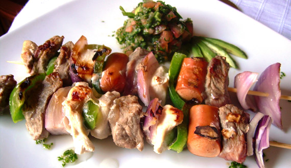 Anticuchos de Carne y Pollo