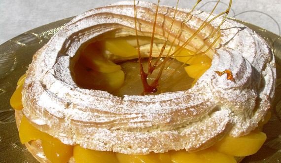 CORONA DULCE RELLENA CON CREMA PASTELERA Y DURAZNO