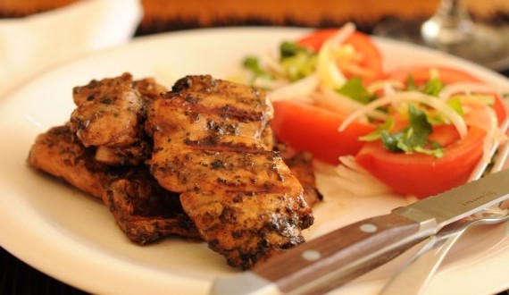 Pollo a la Parrilla con Ensalada a la Chilena