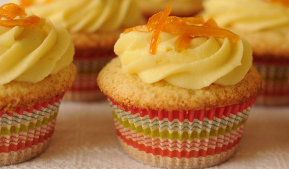 CUPCAKES DE NARANJA CON CHOCOLATE BLANCO Y NARANJAS CONFITADAS