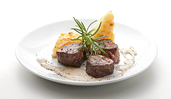 FILETE EN SALSA A LAS 3 PIMIENTAS CON GRATÍN DE PAPAS