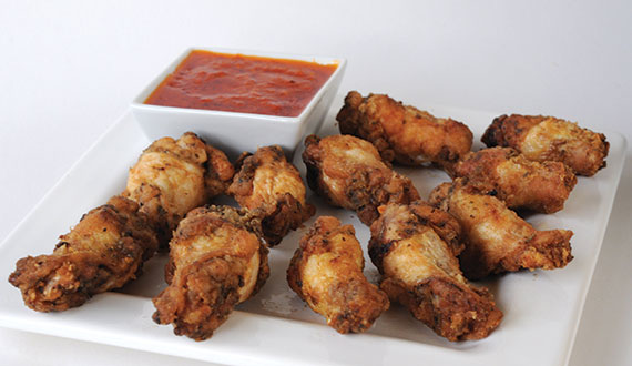 ALITAS DE POLLO FRITAS CON SALSA DE TOMATE PICANTE (OPCIONAL)