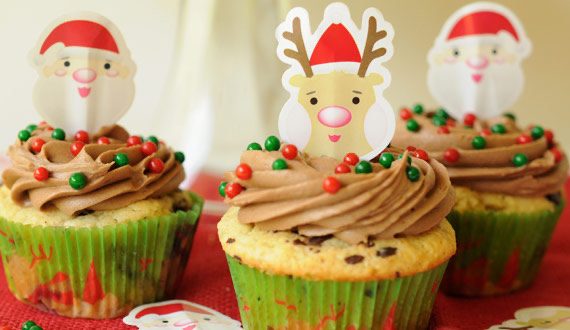 CUPCAKES NAVIDEÑOS DE CEREZA, ALMENDRAS Y CHOCOLATE