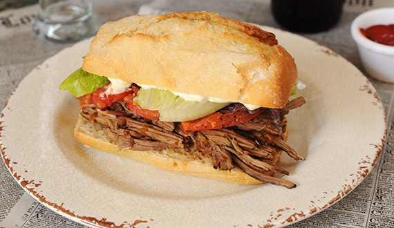 SÁNDWICH DE CARNE MECHADA CON CEBOLLA CARAMELIZADA Y TOMATES ASADOS