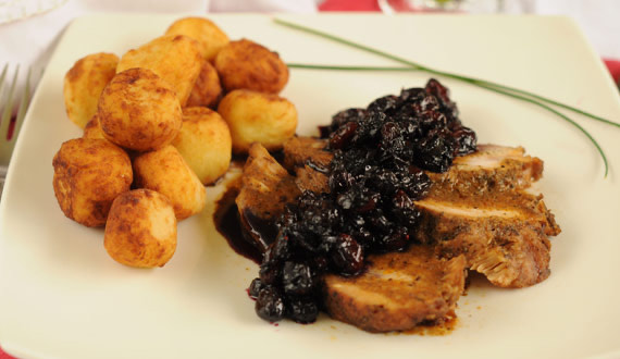 Pavo con Salsa de Arándanos y Papas Duquesas