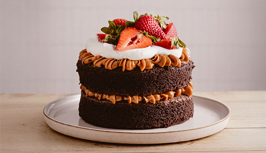 Torta Brownie con Manjar y Frutillas