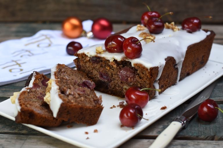 Queque Navideño con Frutos Secos y Cerezas