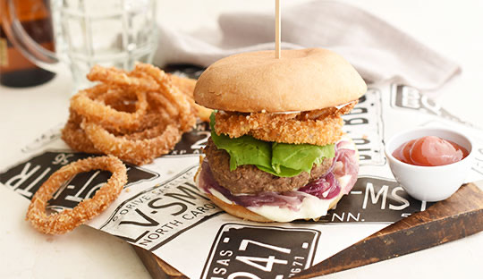 HAMBURGUESA DE CARNE CON AROS DE CEBOLLA