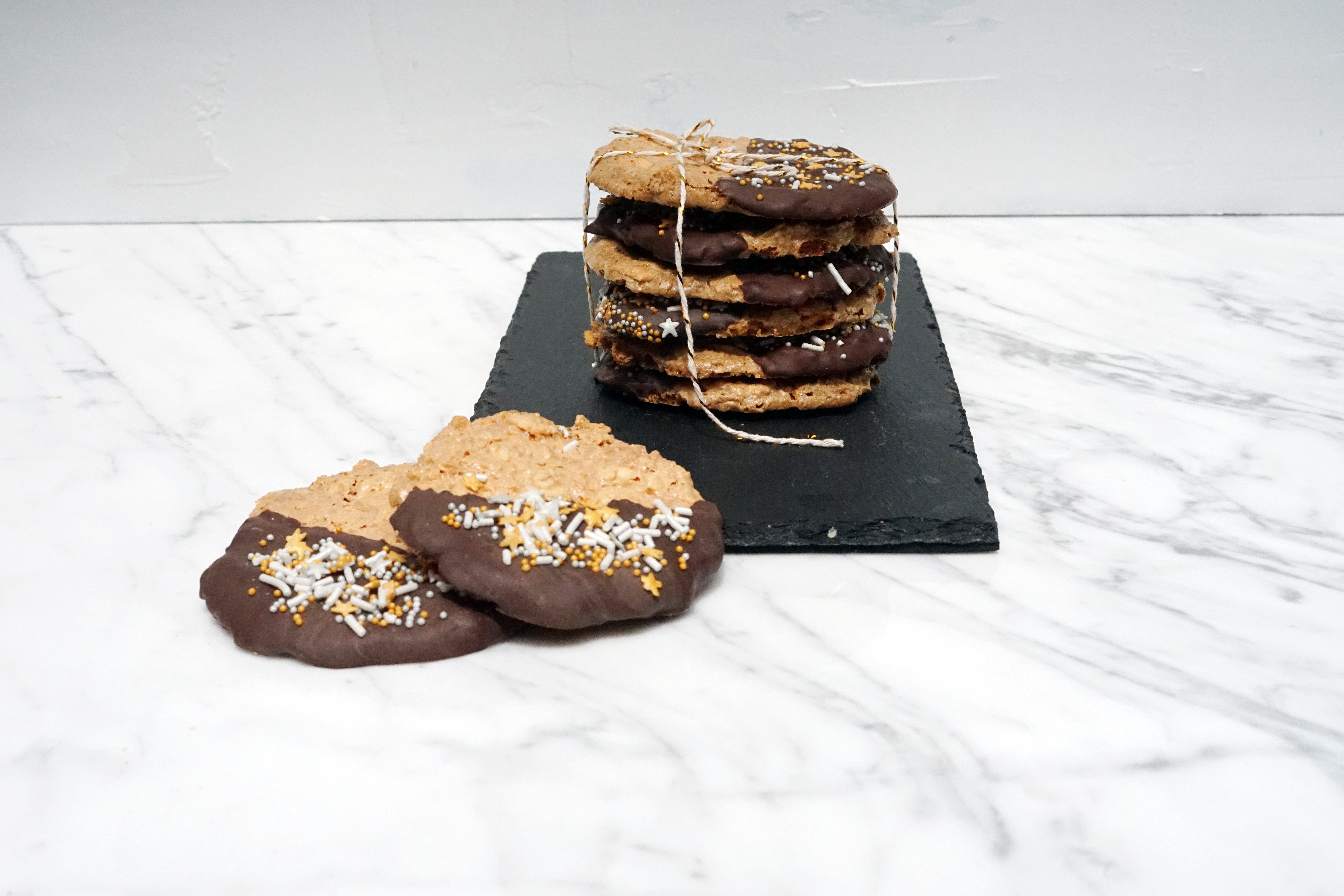 GALLETAS DE ALMENDRAS Y LIMÓN BAÑADAS EN CHOCOLATE