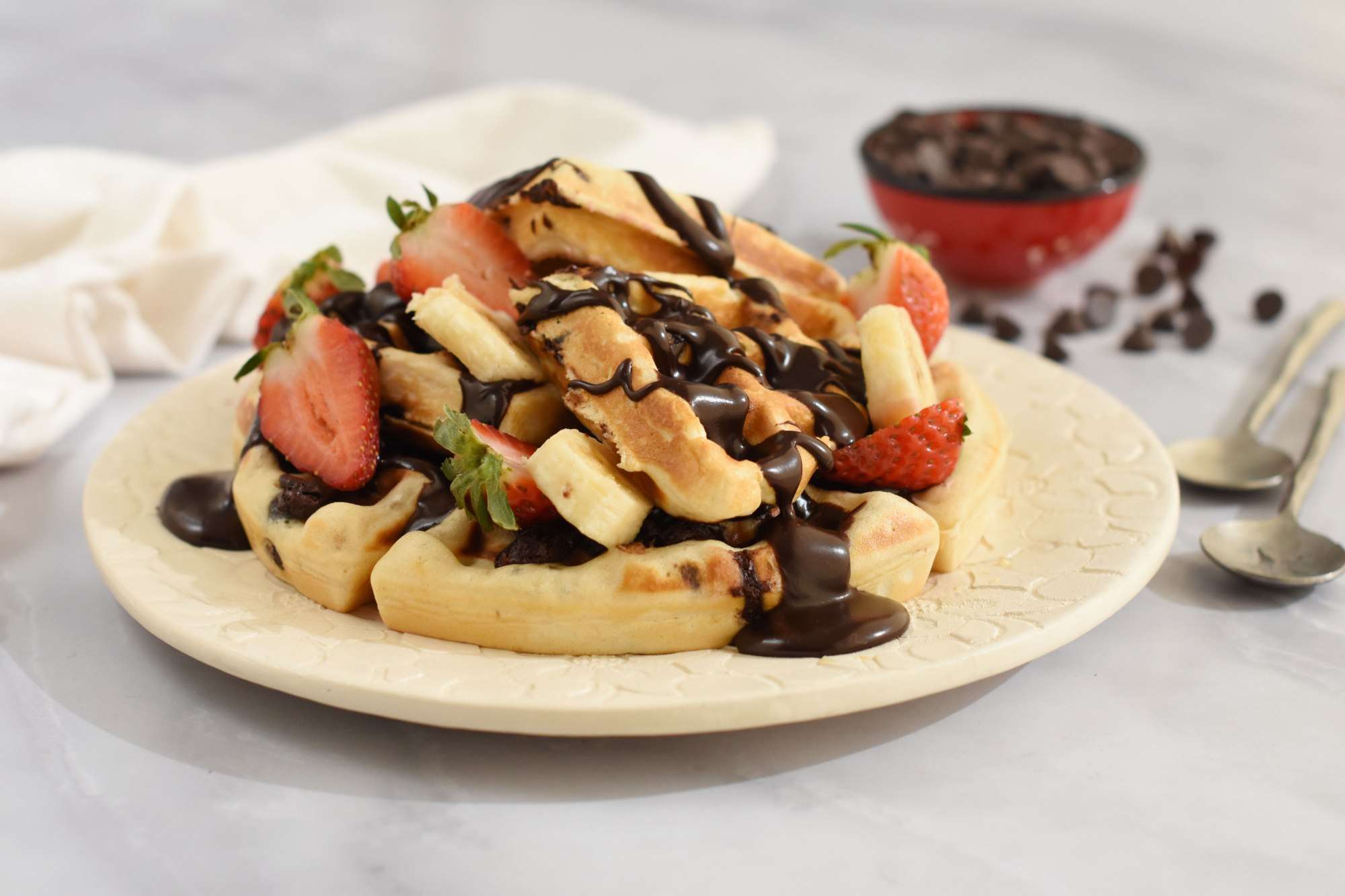 WAFFLES CON CHIPS DE CHOCOLATE Y SALSA FUDGE