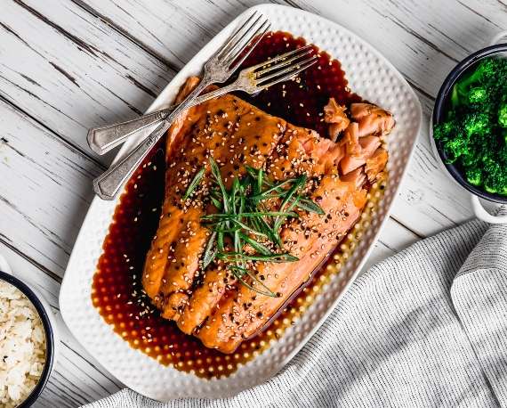 Salmón con Salsa Teriyaki y Arroz Pegajoso
