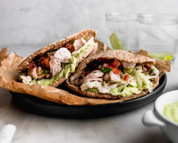 SANDWICH EN PAN PITA CON POLLO