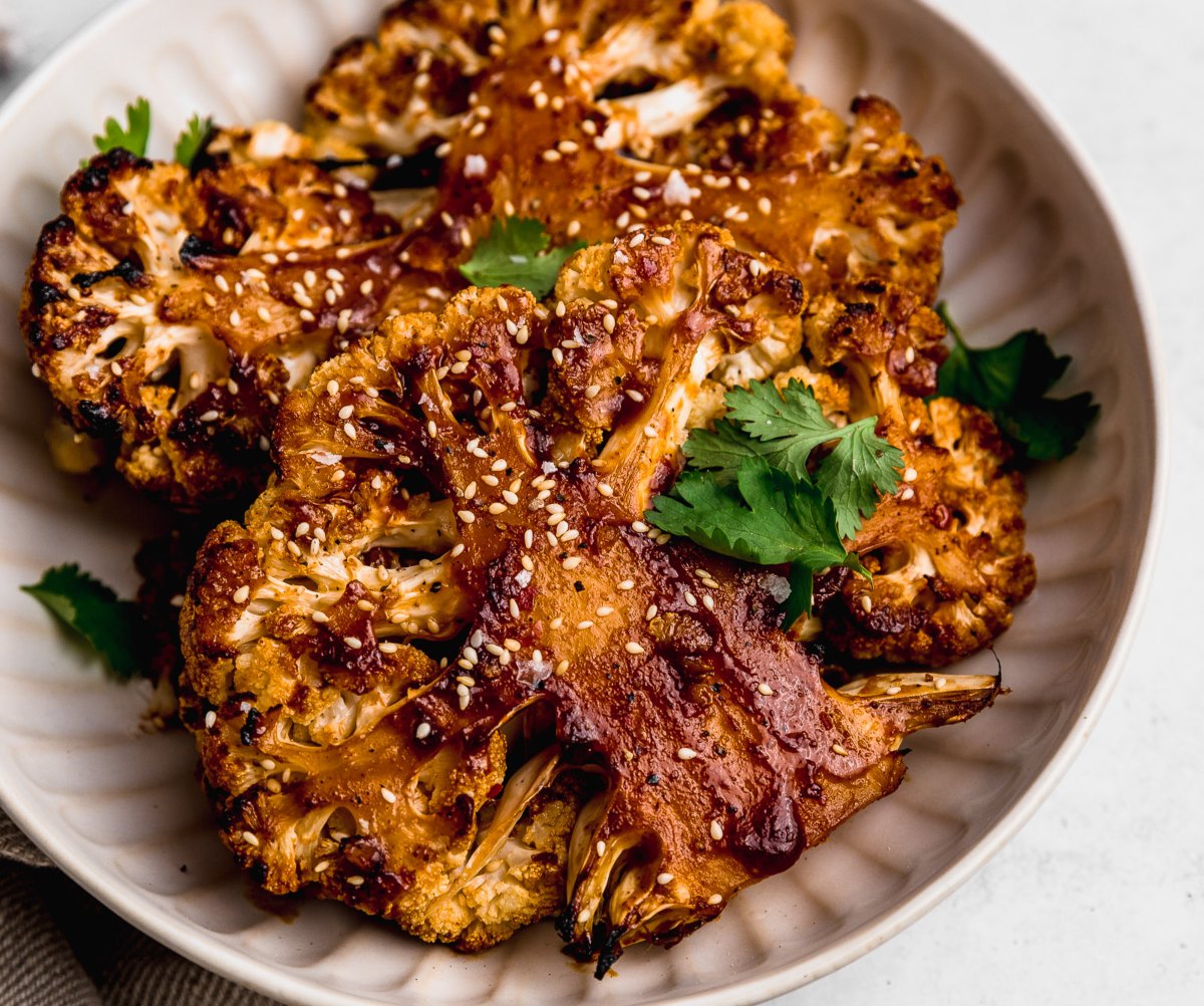 COLIFLOR AL HORNO ASADA CON SALSA BARBECUE MERQUÉN