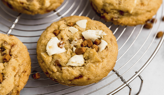 GALLETAS DE CARAMELO CON CHOCOLATE BLANCO Y CHUNKS DE MANJAR