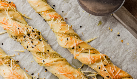 BASTONES DE HOJALDRE AL PESTO