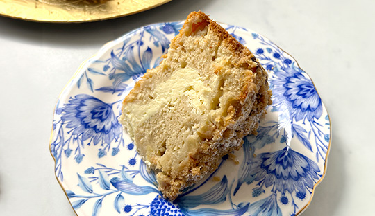 QUEQUE RELLENO DE CHEESECAKE Y MANZANAS
