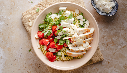 ENSALADA CON PASTA Y PESTO DE PALTA
