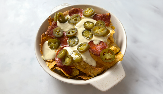 NACHOS CON QUESO AL HORNO CON PEPPERONI Y JALAPEÑOS