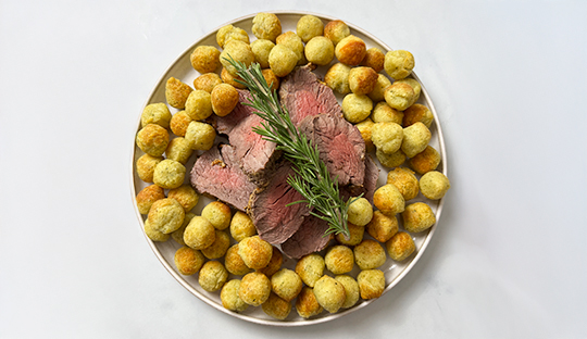FILETE EN COSTRA DE PIMIENTAS CON PAPAS