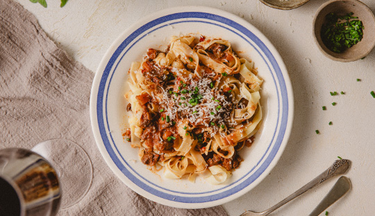 FETUCCINI CON SALSA RAGÚ DE OSOBUCO
