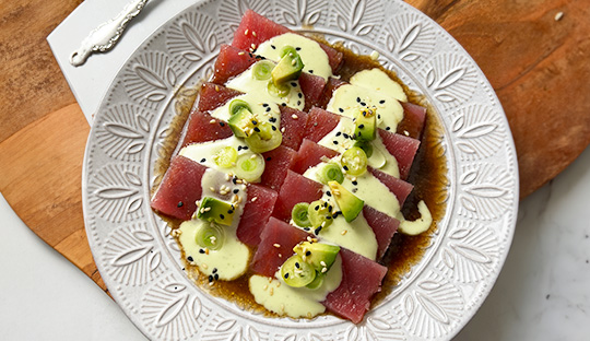 TIRADITO DE ATÚN CON ADEREZO DE PALTA CILANTRO