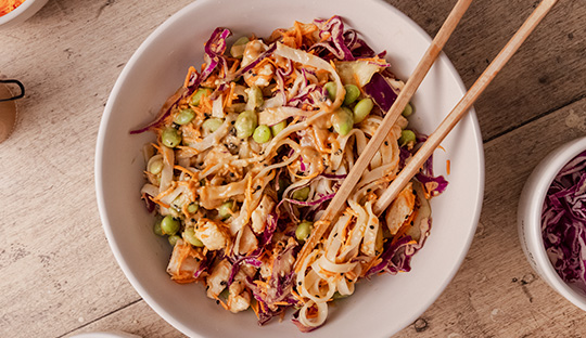 ENSALADA THAI CON ADEREZO DE MANTEQUILLA DE MANÍ