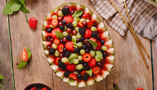 sandia decorada con frutas