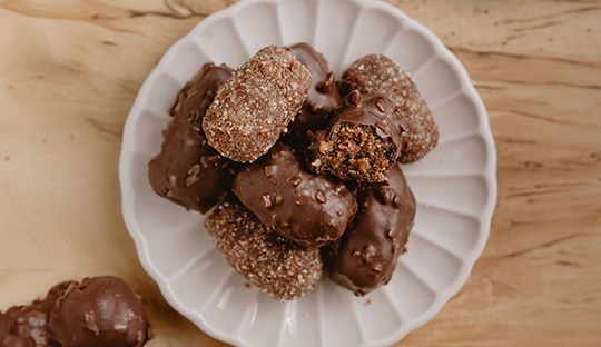 BARRITAS DE DÁTILES, COCO Y MANÍ CUBIERTO DE CHOCOLATE