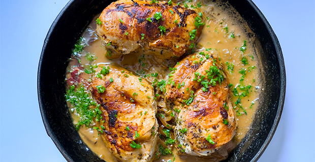 PECHUGAS DE POLLO A LA MOSTAZA CON CEBOLLA CARAMELIZADA