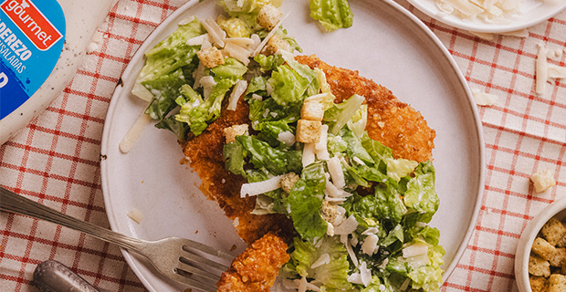 MILANESA DE POLLO CON ENSALADA