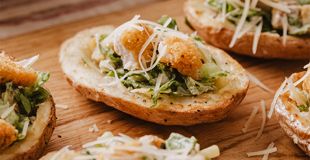 PAPA RELLENA CON ENSALADA CÉSAR