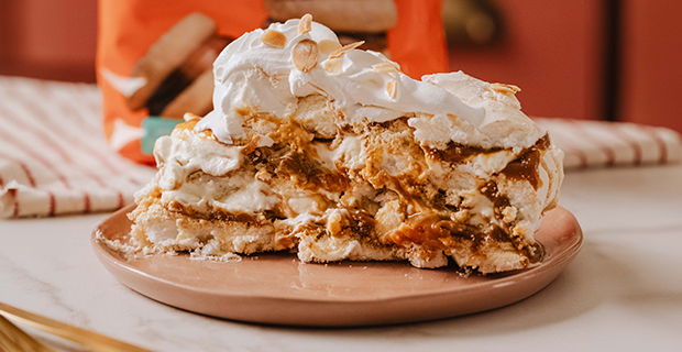 Rollo de merengue almendrado