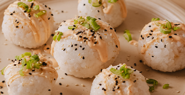 BOLITAS DE SUSHI CON ATÚN