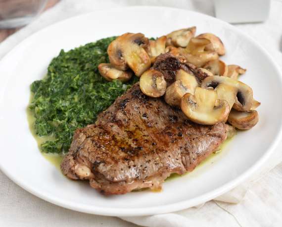 Carne a la plancha con espinacas a la crema